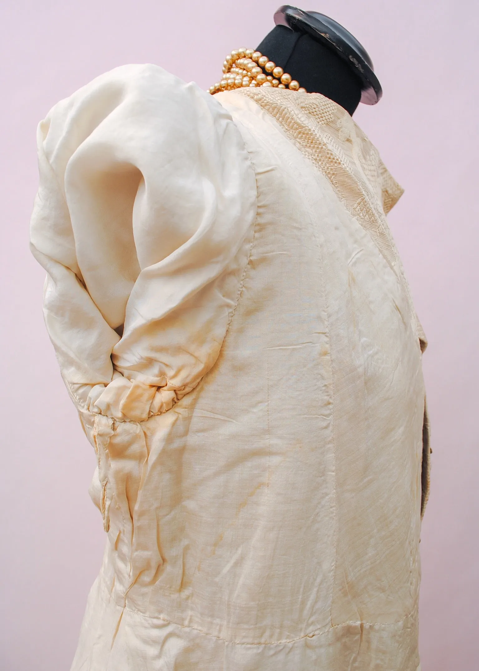 1910s Antique Edwardian Cream Silk Matelassé Brocade Drape Coat