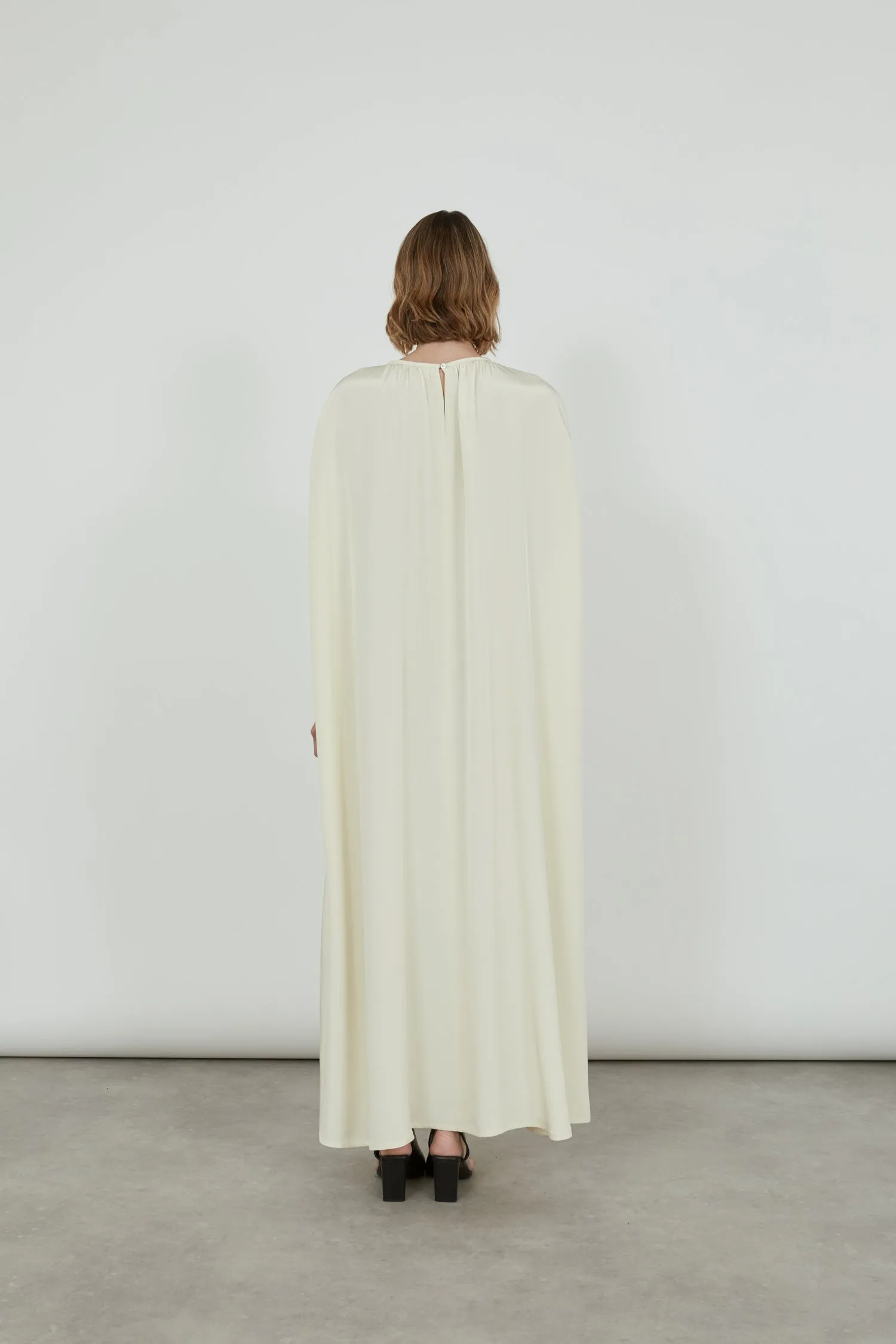 Gillian cape dress | Off white - Crepe silk