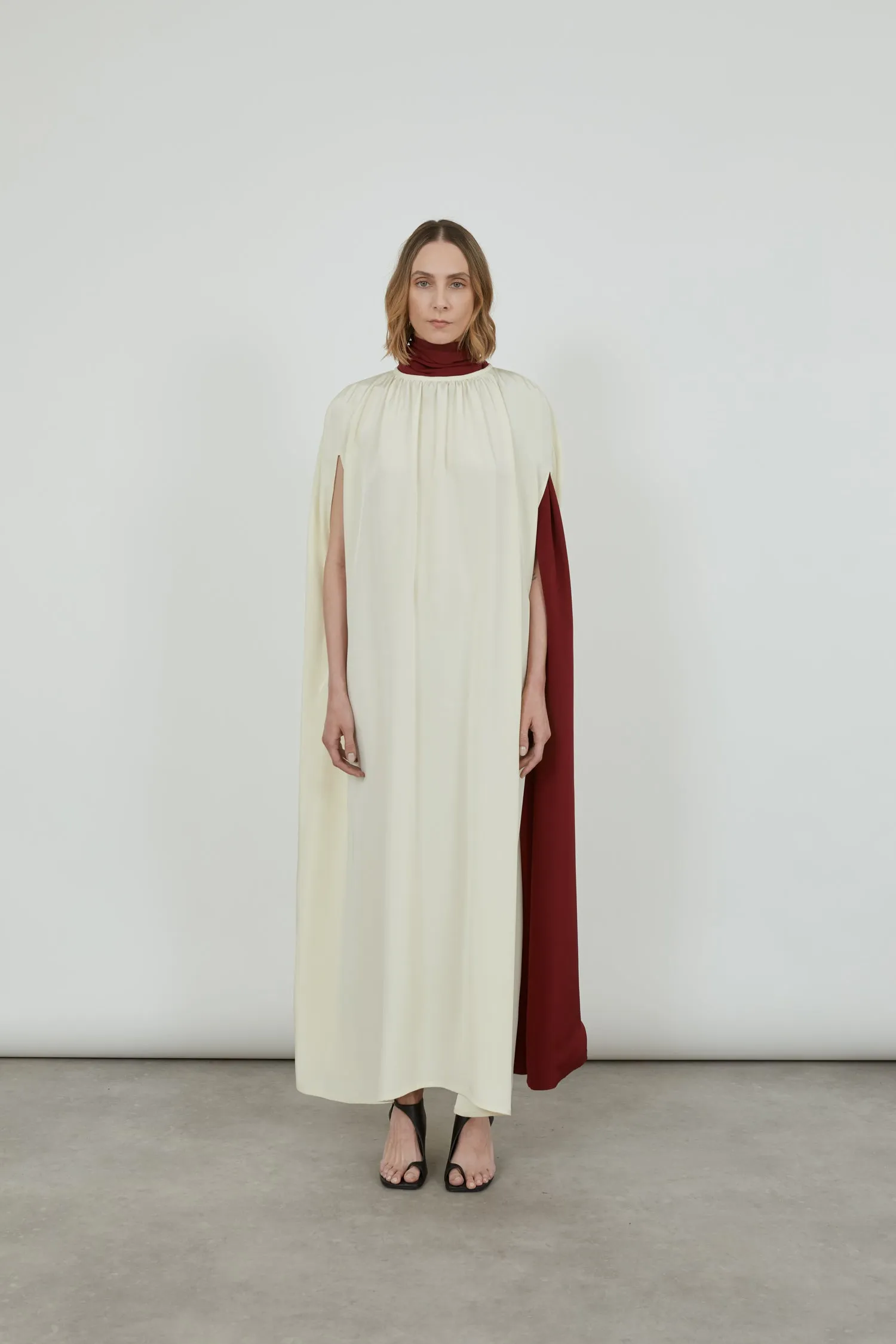 Gillian cape dress | Off white - Crepe silk