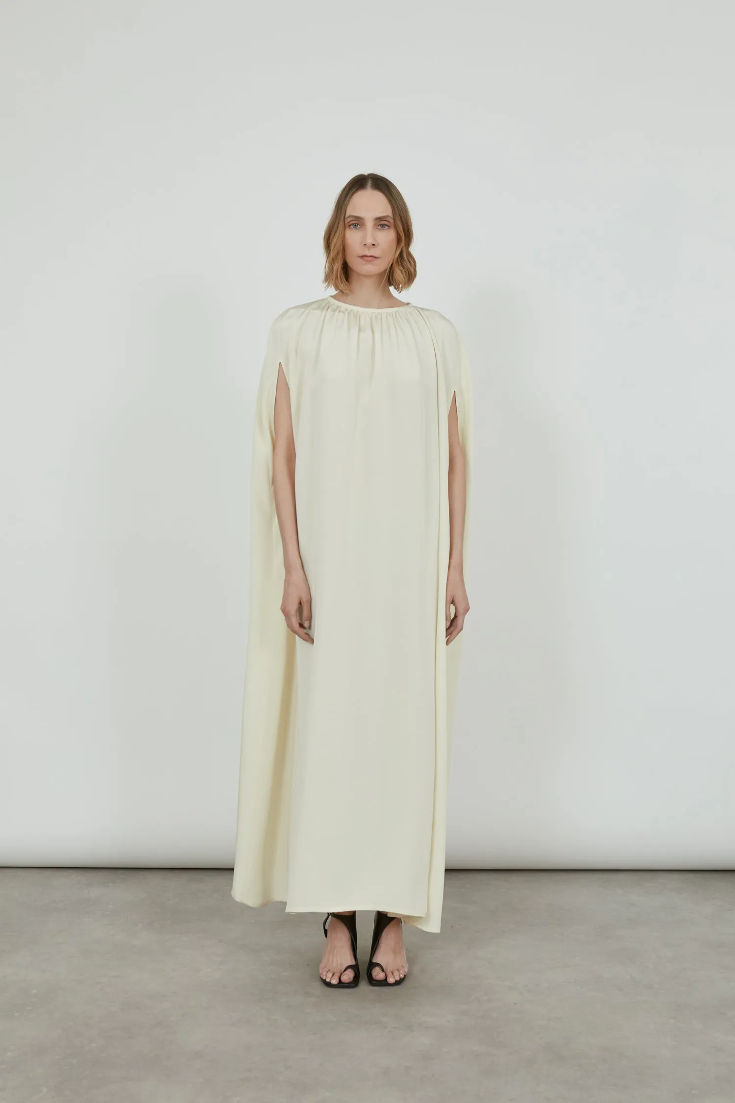 Gillian cape dress | Off white - Crepe silk