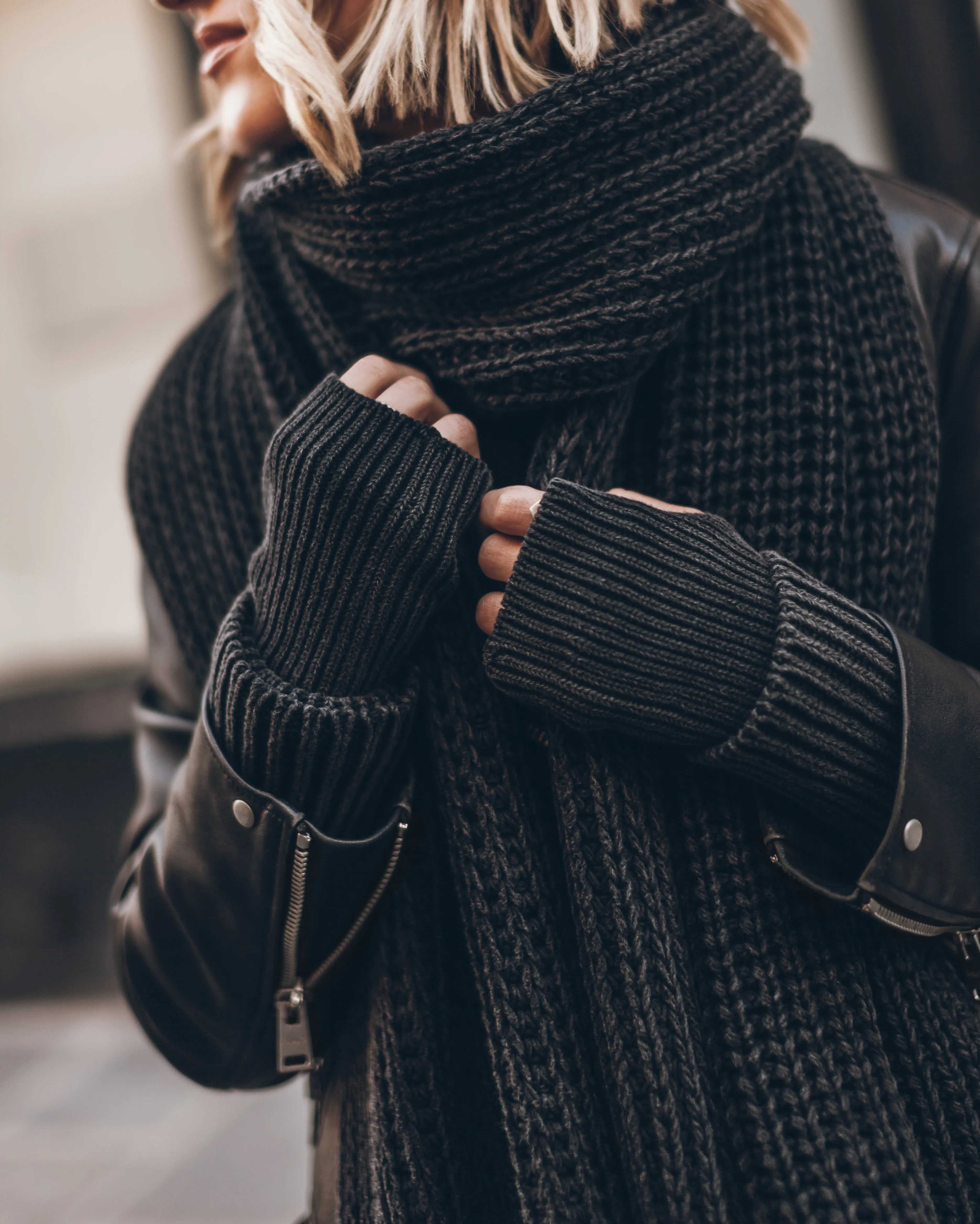 The Dark Faded Knit Gloves